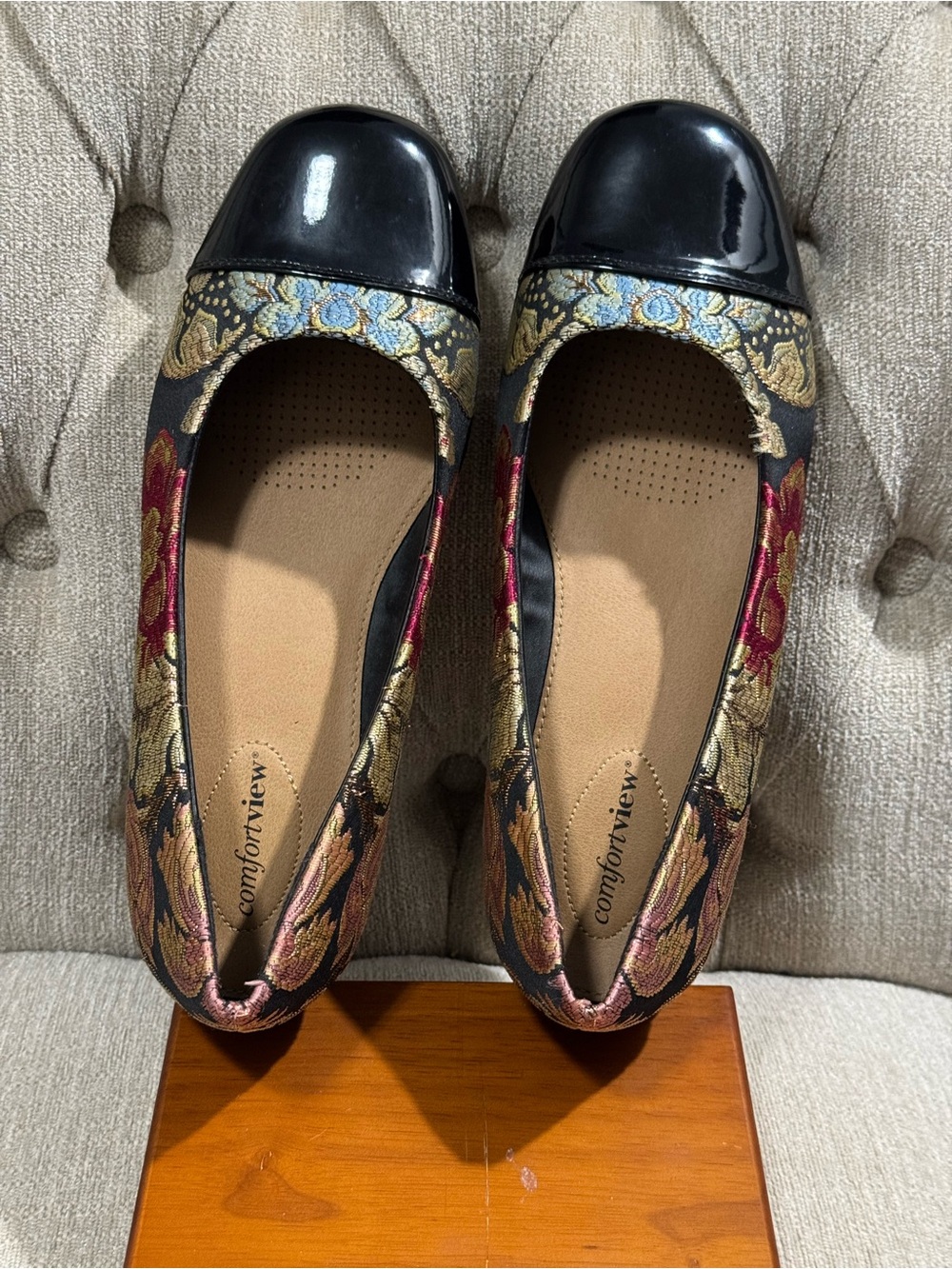 comfortview Black Cap-Toe Floral Jacquard Flats
